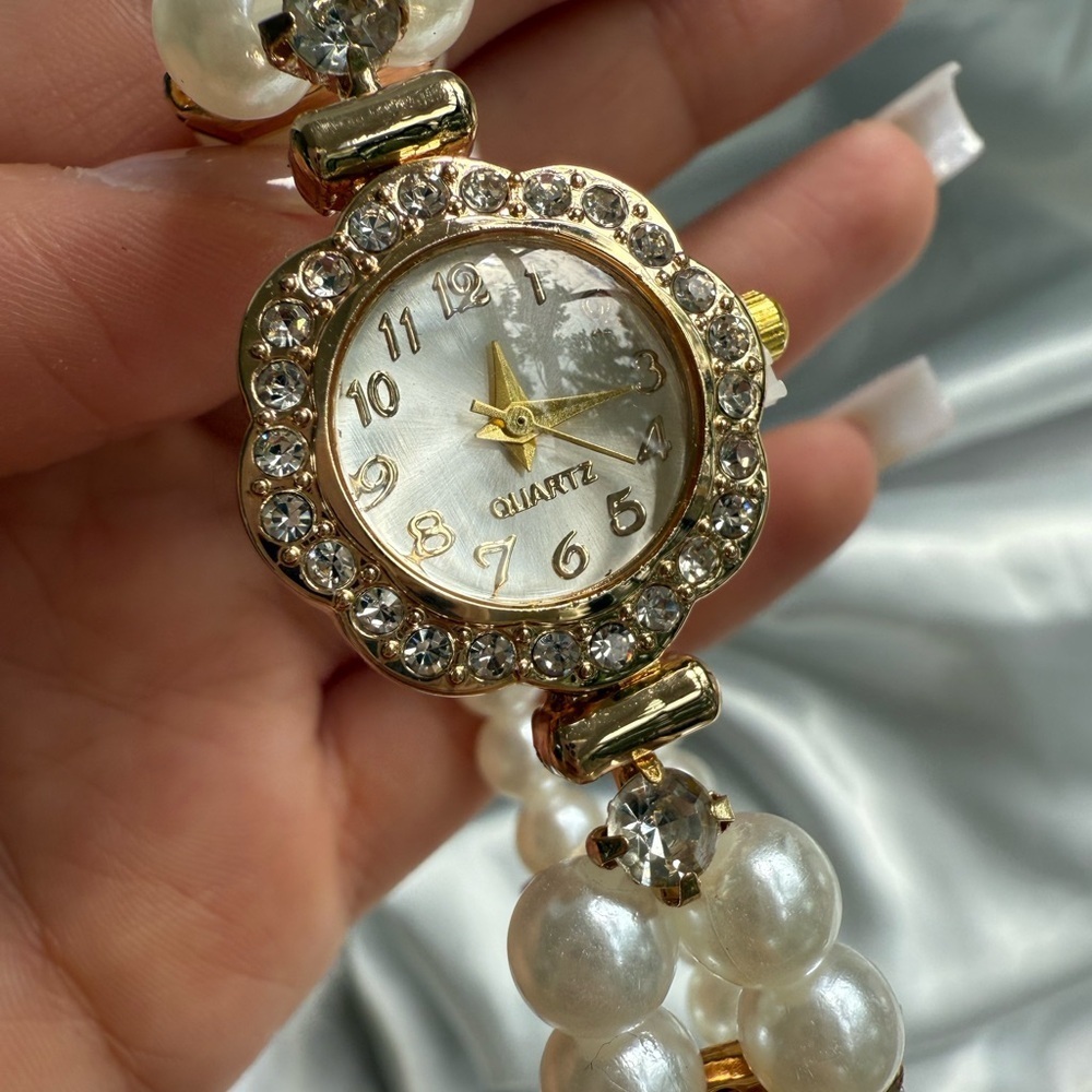 Lux watch Stainless steel
Panther’s watch
Pearl and diamond - Picture 5 of 11